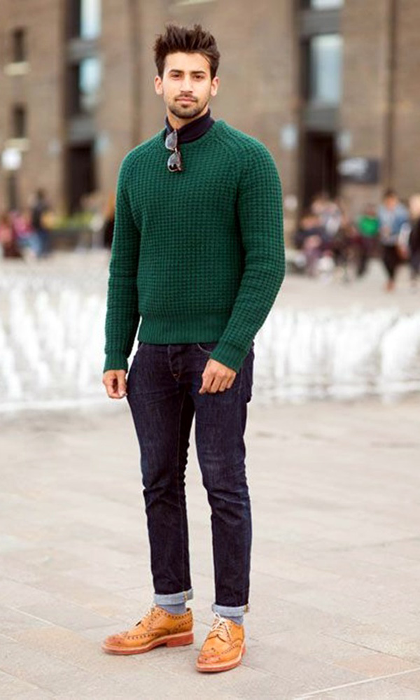 Мужики в синих кофтах в крокусе. Водолазка мужская стиль мужской. Мужской стиль свитер. Джемпер свитер стиль мужской. Модные мужские Луки с зеленой водолазкой.